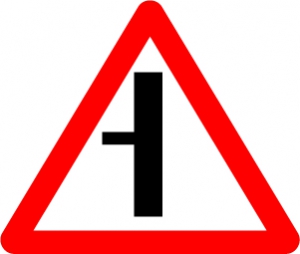 Знак Примыкание второстепенной дороги слева