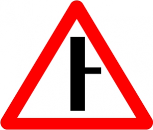 Знак Примыкание второстепенной дороги справа