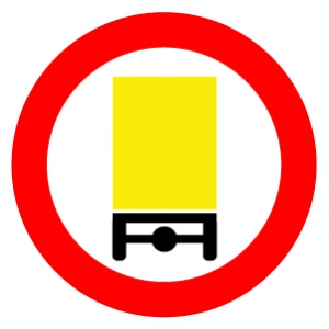 Знак Движение транспортных средств с опасными грузами запрещено
