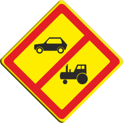Знак Запрещено движение автомобилей и тракторов, кроме автомобилей специального назначения